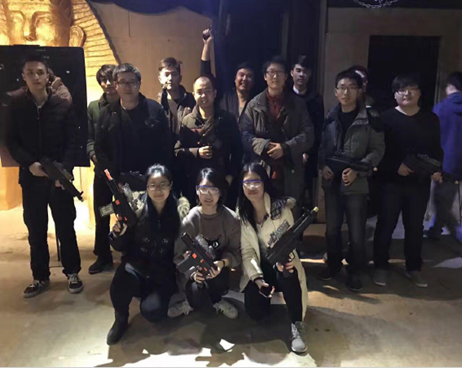 团队成员参加集体活动合影
